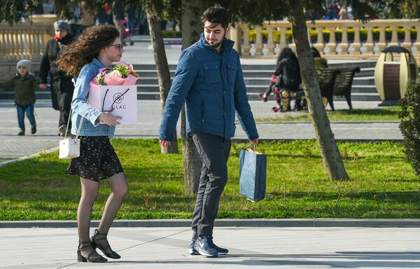 8 Марта на центральных улицах Баку - Sputnik Азербайджан