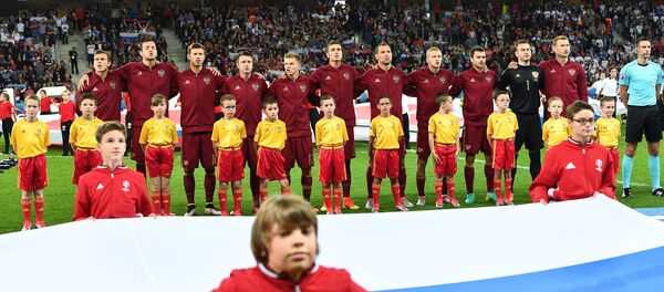 Игроки сборной России перед началом матча группового этапа чемпионата Европы по футболу - 2016 между сборными командами России и Словакии Игроки сборной России перед началом матча группового этапа чемпионата Европы по футболу - 2016 между сборными командами России и Словакии - Sputnik Азербайджан