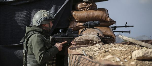 Военнослужащий турецкой армии на боевой позиции в Африне, Сирия. 3 марта 2018 Военнослужащий турецкой армии на боевой позиции в Африне, Сирия. 3 марта 2018 - Sputnik Азербайджан