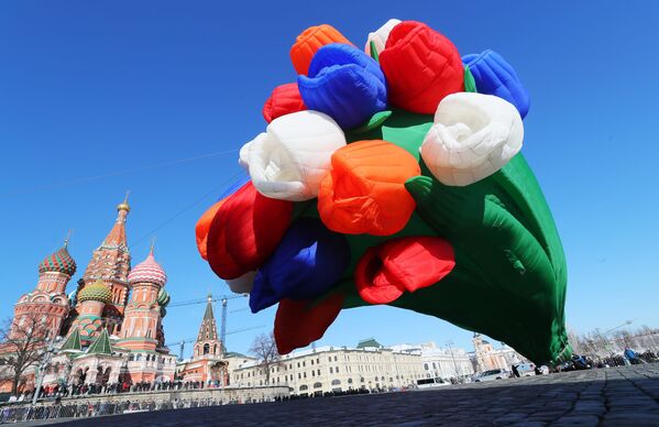 Воздушный шар в виде букета тюльпанов на площади Васильевский спуск в Москве - Sputnik Азербайджан