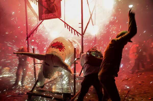 Люди укрываются от фейерверков во время празднования Сан-Хуан-де-Диос в Тультепеке на окраине Мехико - Sputnik Азербайджан