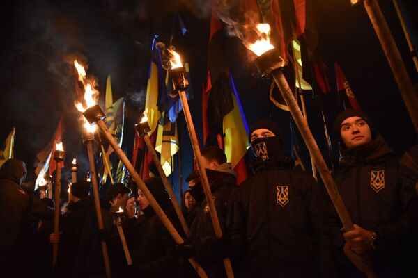 Участники факельного шествия активистов праворадикальных организаций, приуроченного ко дню гибели главнокомандующего УПА Романа Шухевича - Sputnik Азербайджан