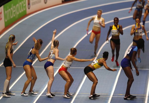 Участницы финала женской эстафеты 4x400 м на Чемпионате мира по легкой атлетике в Бирмингеме, Великобритания - Sputnik Азербайджан