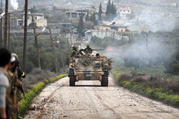 Бойцы Свободной армии Сирии стреляет из танка в Раджу - Sputnik Азербайджан