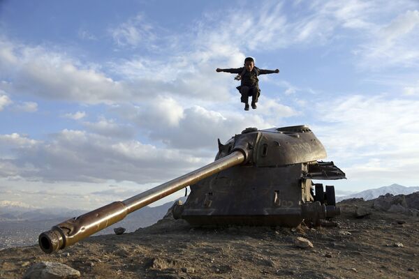 Афганский мальчик прыгает с башни танка на окраине Кабула - Sputnik Азербайджан