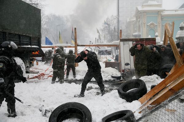 Задержание полицией протестующих и снос палаточного лагеря возле здания Верховной Рады в Киеве, Украина - Sputnik Азербайджан