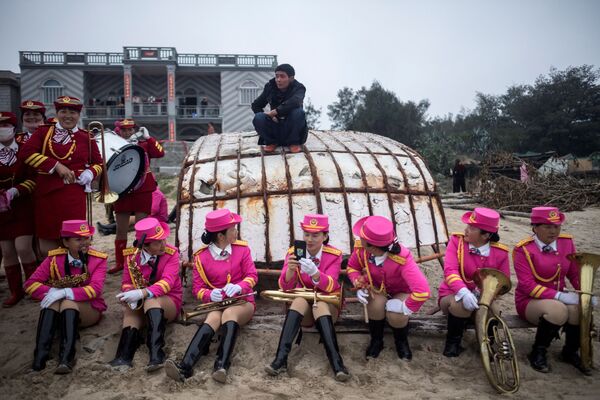 Участники фестиваля The Dash of the Ocean Gods на острове Нанри в китайской провинции Фуцзянь - Sputnik Азербайджан