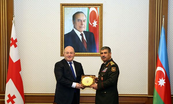 Министр обороны Азербайджана генерал-полковник Закир Гасанов и министр обороны Грузии Леван Изория в ходе встречи в Баку - Sputnik Азербайджан