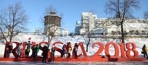 Школьники у инсталляции Russia 2018 в Екатеринбурге Школьники у инсталляции Russia 2018 в Екатеринбурге - Sputnik Азербайджан