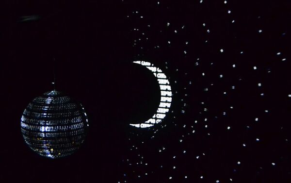 Световая инсталляция немецкого художника Миши Кубалля под названием Space – Speech – Speed - Sputnik Азербайджан