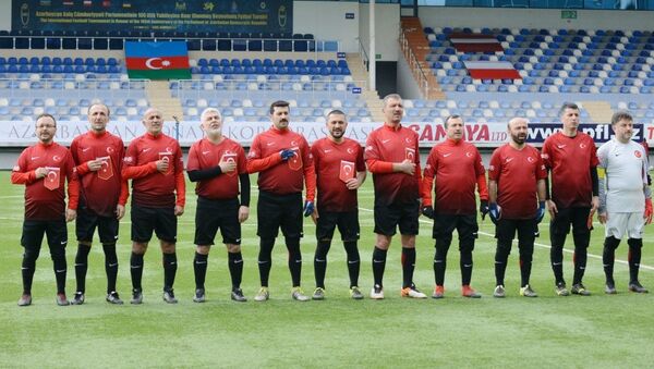 Команда Турции перед международным футбольным турниром между парламентскими командами - Sputnik Азербайджан