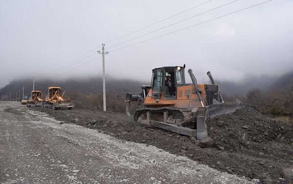 Oğuz rayonu Bucaq-Muxas-Baş Daşağıl avtomobil yolu əsaslı şəkildə yenidən qurulur - Sputnik Azərbaycan