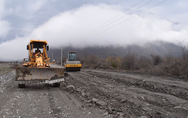 Oğuz rayonu Bucaq-Muxas-Baş Daşağıl avtomobil yolu əsaslı şəkildə yenidən qurulur - Sputnik Azərbaycan