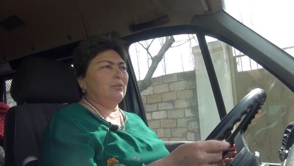 Благодарю день, когда села за баранку микроавтобуса – женщина-водитель - Sputnik Азербайджан