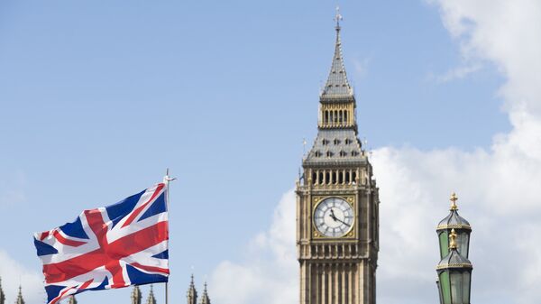 Флаг Великобритании на фоне Вестминстерского дворца в Лондоне - Sputnik Azərbaycan