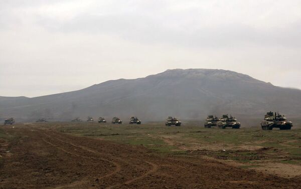Танковые подразделения, привлеченные к учениям, выполняют задачи - Sputnik Азербайджан