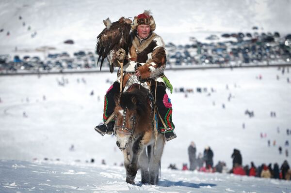 Весенний орлиный фестиваль в Монголии - Sputnik Азербайджан