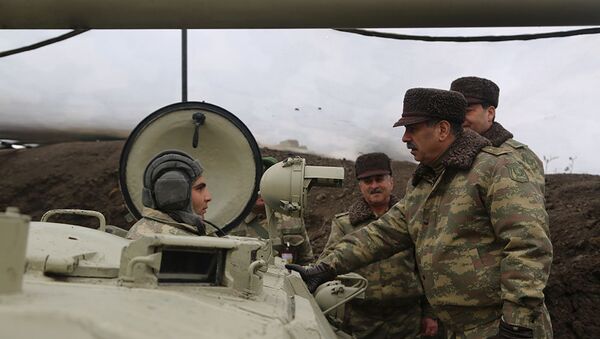 Министр обороны генерал-полковник Закир Гасанов посетил один из пунктов наблюдения за учениями. - Sputnik Азербайджан