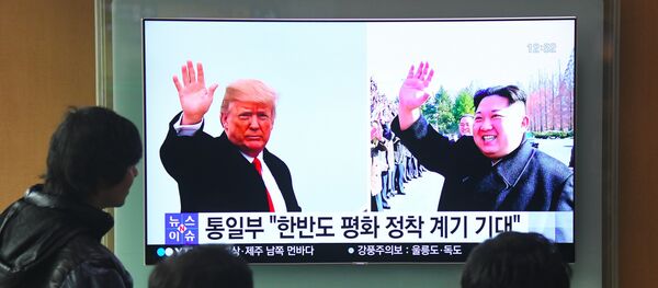 Фотографии президента США Дональда Трампа и лидера Северной Кореи Ким Чен Ына на экране телевизора, фото из архива Фотографии президента США Дональда Трампа и лидера Северной Кореи Ким Чен Ына на экране телевизора, фото из архива - Sputnik Азербайджан