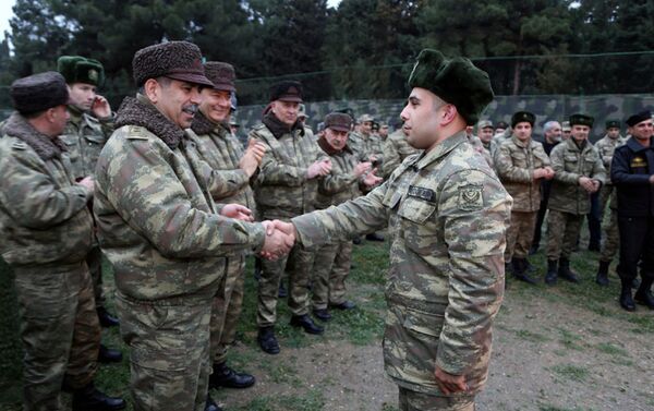 Руководство Министерства Обороны вместе с личным составом, участвующим в учениях отметило Йель Чершенбеси - Sputnik Азербайджан