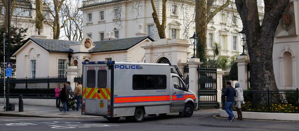 Автомобиль полиции перед зданием посольства РФ в Лондоне, 14 марта 2018 года - Sputnik Азербайджан