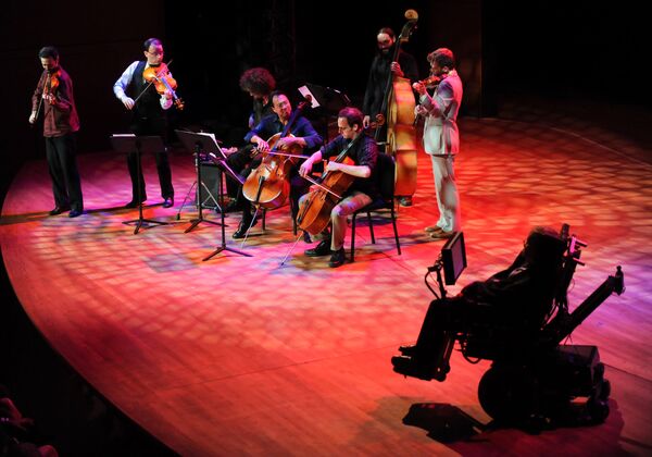 Выступление музыкантов перед британским ученым Стивеном Хокингом на Всемирном фестивале науки в Нью-Йорке - Sputnik Азербайджан