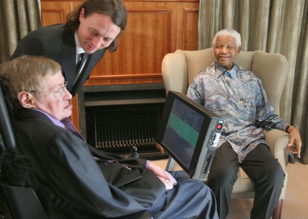 Британский ученый Стивен Хокинг во время встречи с бывшим президентом Южно-Африканской Республики Нельсоном Манделой - Sputnik Азербайджан