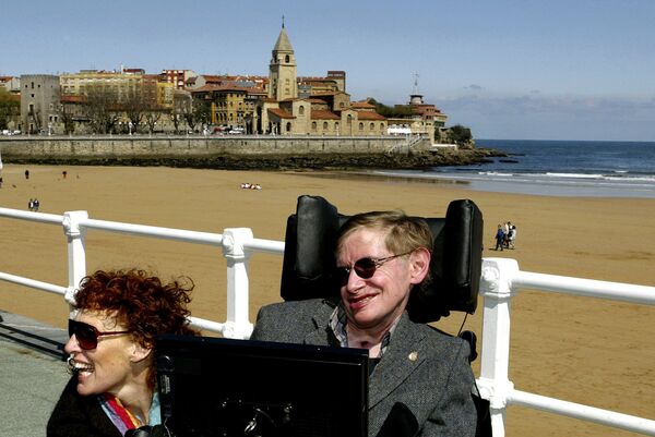 Британский ученый Стивен Хокинг с женой Элайн в Испании - Sputnik Азербайджан