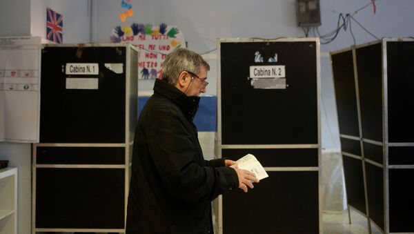 Мужчина в избирательном участке в Риме, 4 марта 2018 года - Sputnik Азербайджан