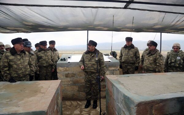 Министр обороны, генерал-полковник Закир Гасанов на учениях - Sputnik Азербайджан