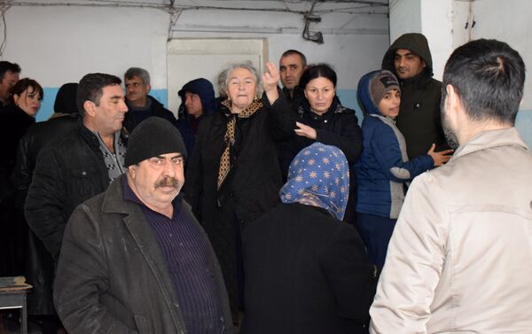 Всего в здании 112 комнат, в 54 из них живут семьи беженцев - Sputnik Азербайджан