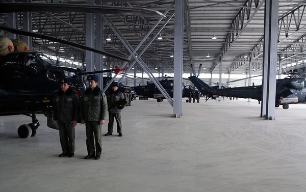Министр обороны посетил новую вертолетную воинскую часть в прифронтовой зоне - Sputnik Азербайджан