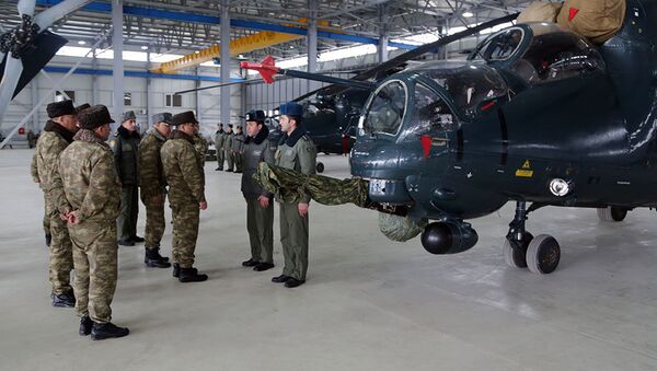 Министр обороны посетил новую вертолетную воинскую часть в прифронтовой зоне - Sputnik Азербайджан