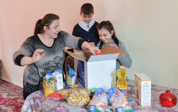 По случаю праздника Новруз раздаются праздничные подарки малообеспеченным семьям - Sputnik Азербайджан