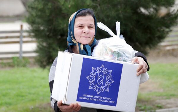 По случаю праздника Новруз раздаются праздничные подарки малообеспеченным семьям - Sputnik Азербайджан