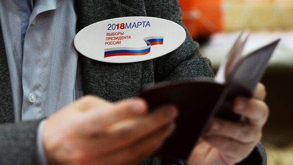 Член участковой избирательной комиссии во время голосования на выборах президента Российской Федерации на избирательном участке в Новосибирске - Sputnik Азербайджан