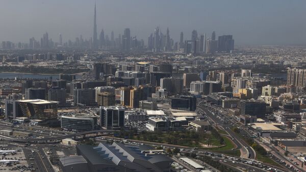 Вид на здание международного аэропорта Дубай с борта самолета - Sputnik Азербайджан