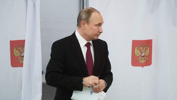 Президент РФ В. Путин принял участие в голосовании на выборах президента РФ - Sputnik Азербайджан