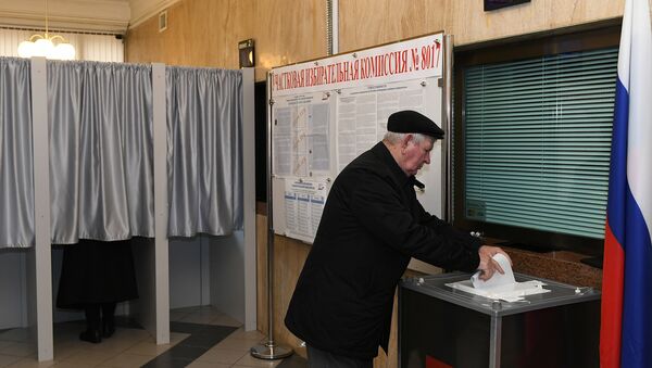 Мужчина голосует на выборах президента России в Посольстве РФ в Баку, 18 марта 2018 года - Sputnik Азербайджан