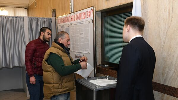 Голосование на выборах президента России в Посольстве РФ в Баку - Sputnik Азербайджан