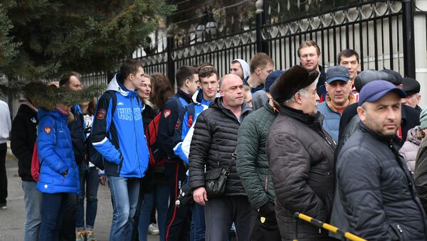 Люди начали собираться у здания посольства РФ с раннего утра - Sputnik Azərbaycan