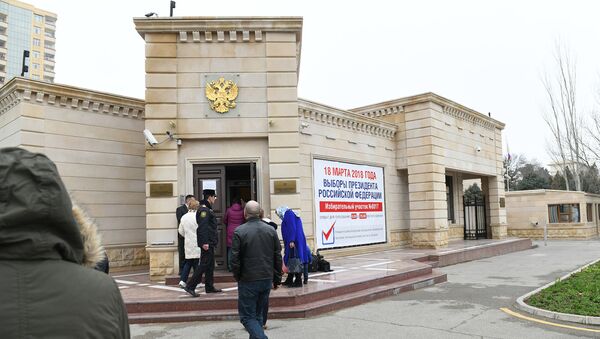 Голосование на выборах президента России в посольстве РФ в Баку - Sputnik Азербайджан