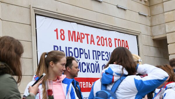 Спортсмены перед зданием посольства РФ в Баку - Sputnik Азербайджан