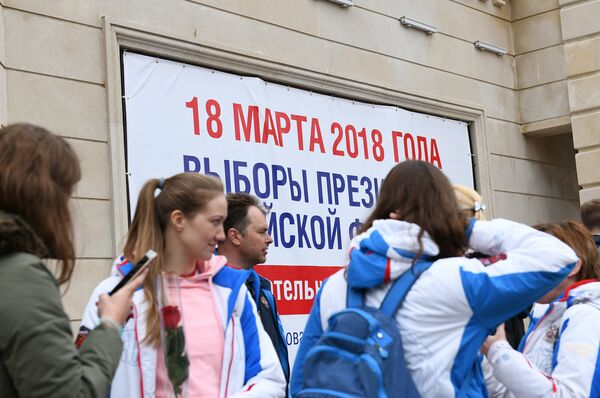 Выборы-2018: почему мужчину с букетом не пропустили в посольство России в Баку? - Sputnik Азербайджан
