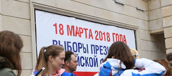 Спортсмены перед зданием посольства РФ в Баку - Sputnik Азербайджан
