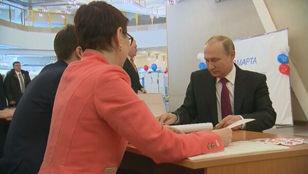 Владимир Путин голосует на выборах президента РФ - Sputnik Азербайджан