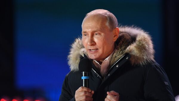 Президент РФ В. Путин посетил митинг-концерт в Москве, посвященный годовщине воссоединения Крыма с Россией - Sputnik Azərbaycan