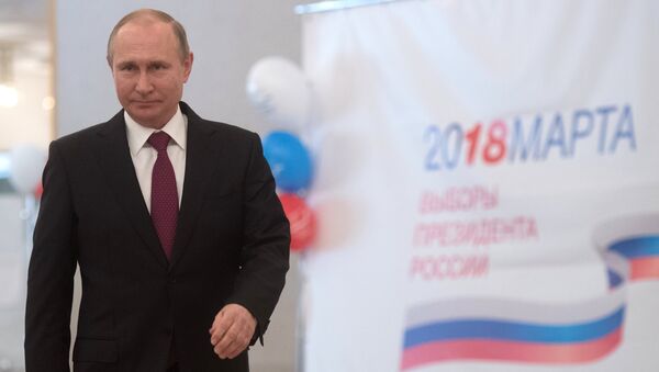 Президент РФ В. Путин принял участие в голосовании на выборах президента РФ - Sputnik Azərbaycan