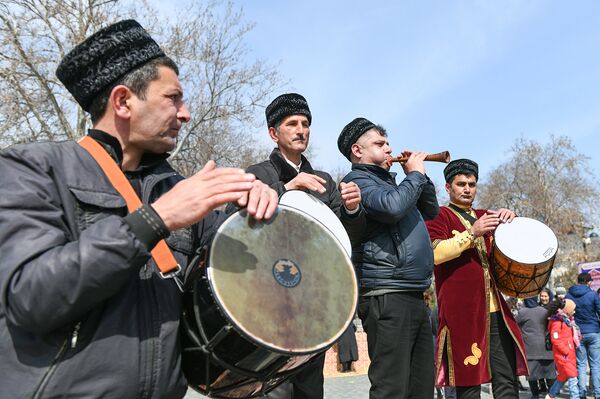 Празднование Новруза на приморском бульваре в Баку - Sputnik Азербайджан