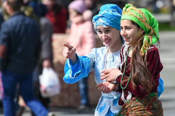 Празднование Новруза на приморском бульваре в Баку - Sputnik Азербайджан